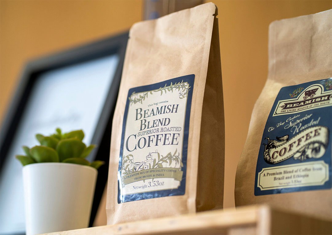KH-Wholesale-Testimonials Our comprehensive training approach ensures that<br />
every step from bean to cup is executed with precision<br />
and care. Our experienced baristas provide tailored<br />
training to your staff, equipping them with the skills to<br />
brew consistently excellent coffee.