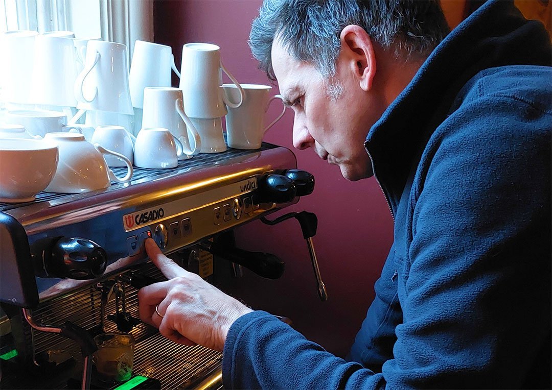 KH-Wholesale-Training Our comprehensive training approach ensures that<br />
every step from bean to cup is executed with precision<br />
and care. Our experienced baristas provide tailored<br />
training to your staff, equipping them with the skills to<br />
brew consistently excellent coffee.
